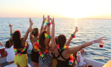 Partyboat Waikiki Costa Brava