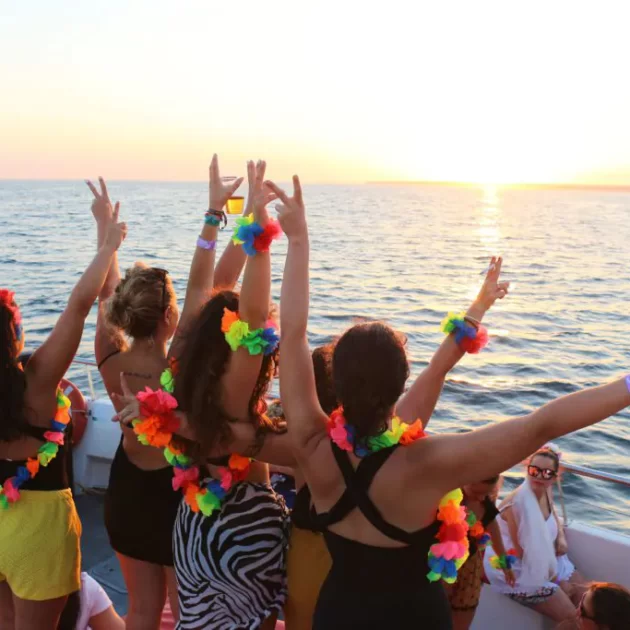 Partyboat Waikiki Costa Brava