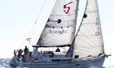 Velero navegando en Palamós